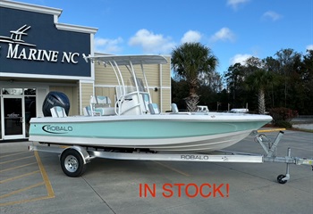 2025 Robalo 206 Cayman Seafoam/White Boat